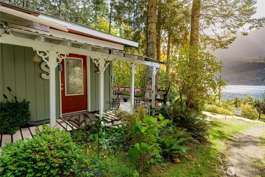 17 Thompson Point Road, Port Angeles, WA 98363