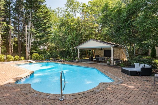 9 Scenic View Court, Dix Hills, NY 11746