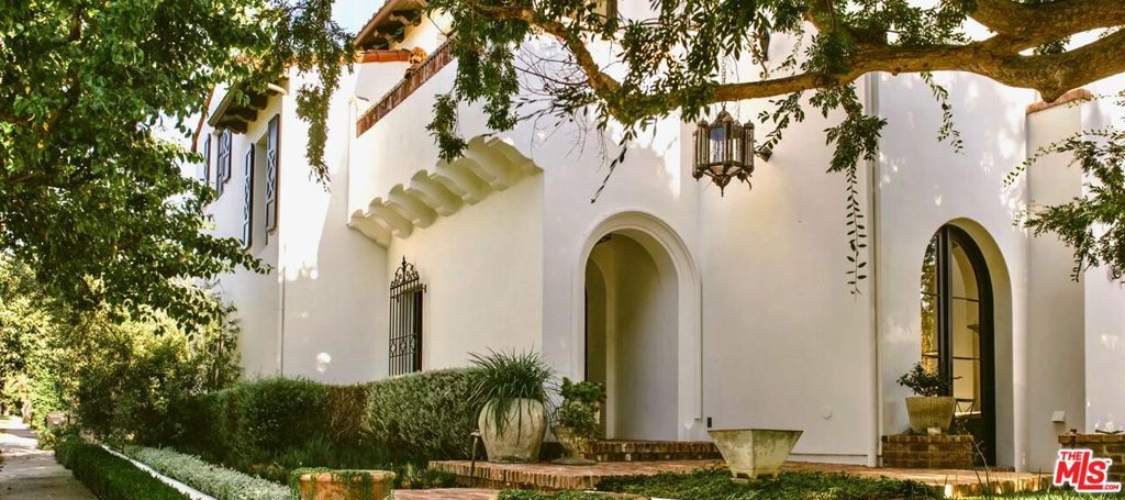 Image 1 of property listing at 878 Hartzell Street, Pacific Palisades, CA 90272
