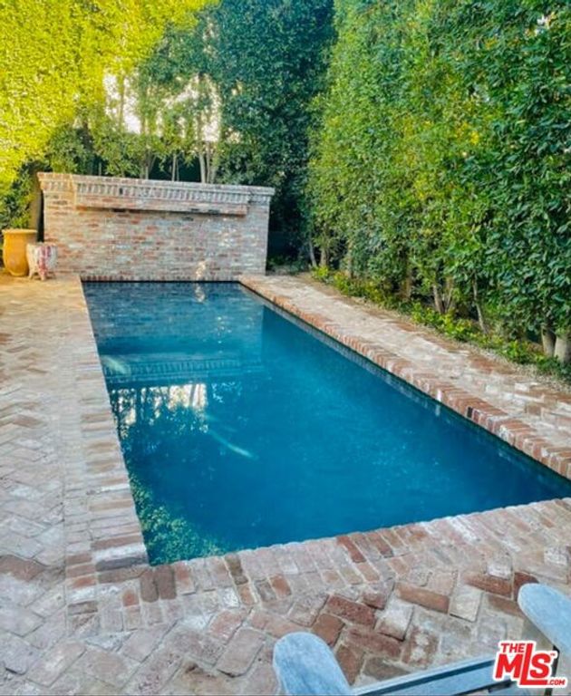 Image 5 of property listing at 878 Hartzell Street, Pacific Palisades, CA 90272