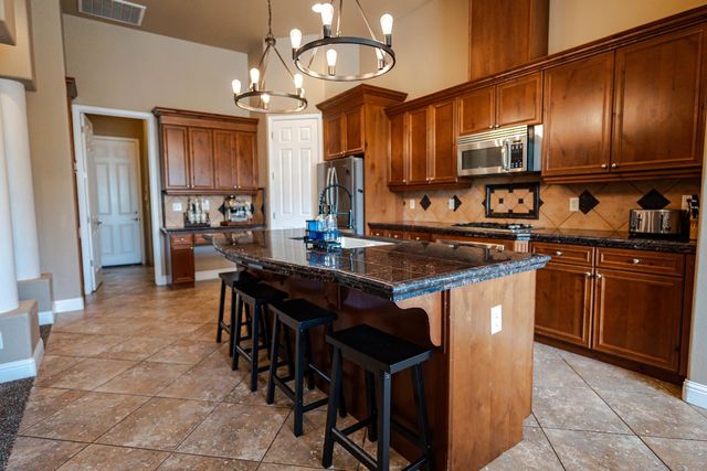 2506 Swift Avenue, Clovis, CA 93611