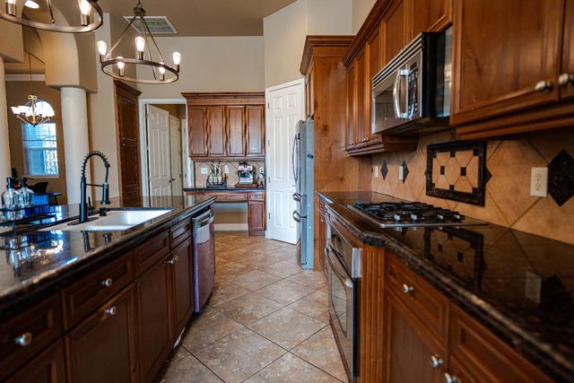 2506 Swift Avenue, Clovis, CA 93611