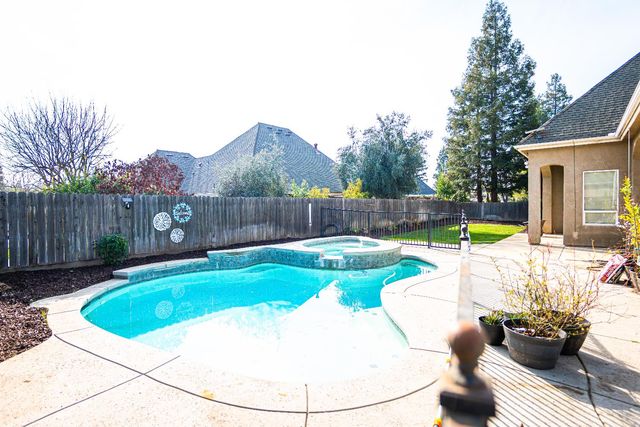 2506 Swift Avenue, Clovis, CA 93611