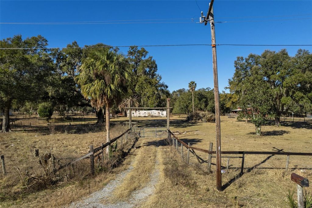 Image 15 of property listing at 3936 CR 311, Bushnell, FL 33513