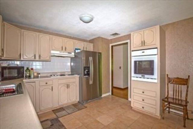 27 Country Club Dr, Westfield, MA 01085