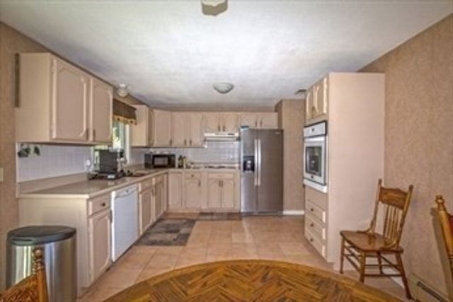 27 Country Club Dr, Westfield, MA 01085