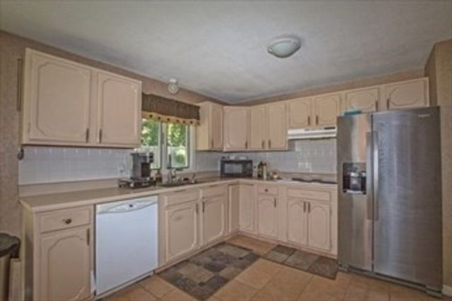 27 Country Club Dr, Westfield, MA 01085