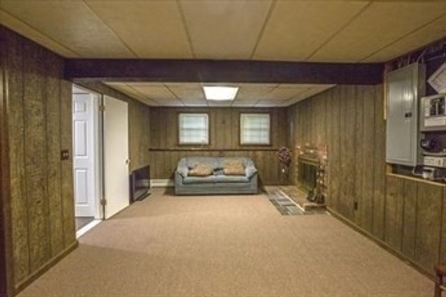 27 Country Club Dr, Westfield, MA 01085