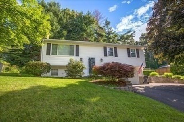 27 Country Club Dr, Westfield, MA 01085