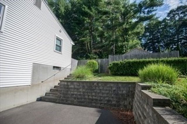 27 Country Club Dr, Westfield, MA 01085