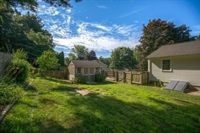 27 Country Club Dr, Westfield, MA 01085