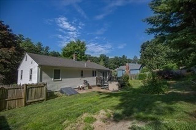 27 Country Club Dr, Westfield, MA 01085