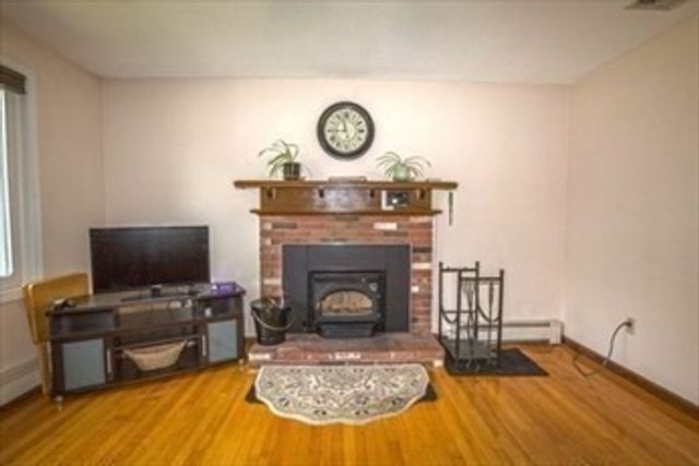 27 Country Club Dr, Westfield, MA 01085