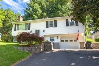 27 Country Club Dr, Westfield, MA 01085
