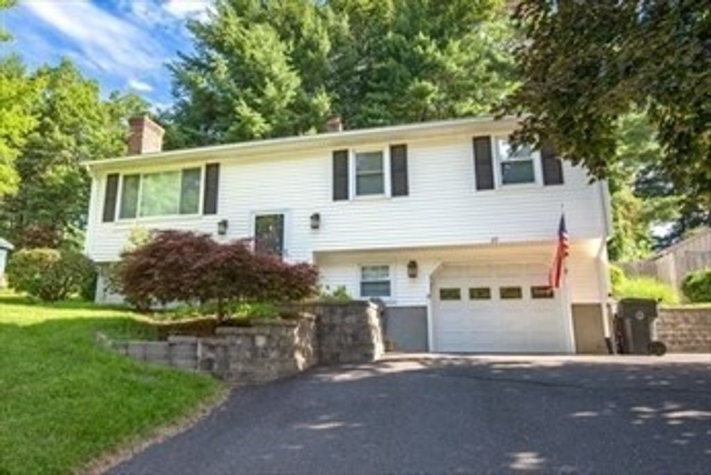 27 Country Club Dr, Westfield, MA 01085