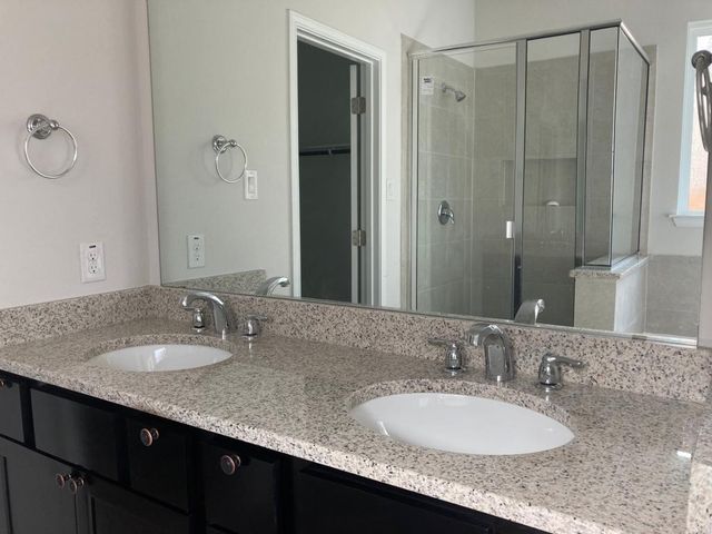 136 Green Knoll LN, Georgetown, TX 78628
