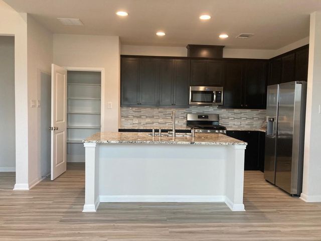 136 Green Knoll LN, Georgetown, TX 78628