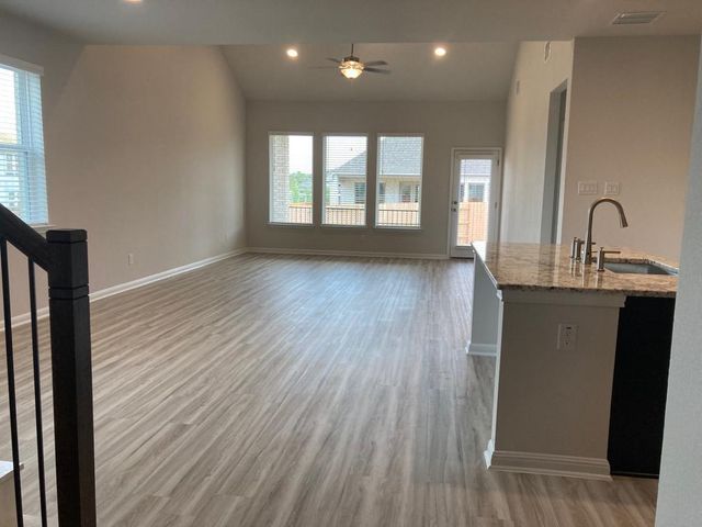 136 Green Knoll LN, Georgetown, TX 78628