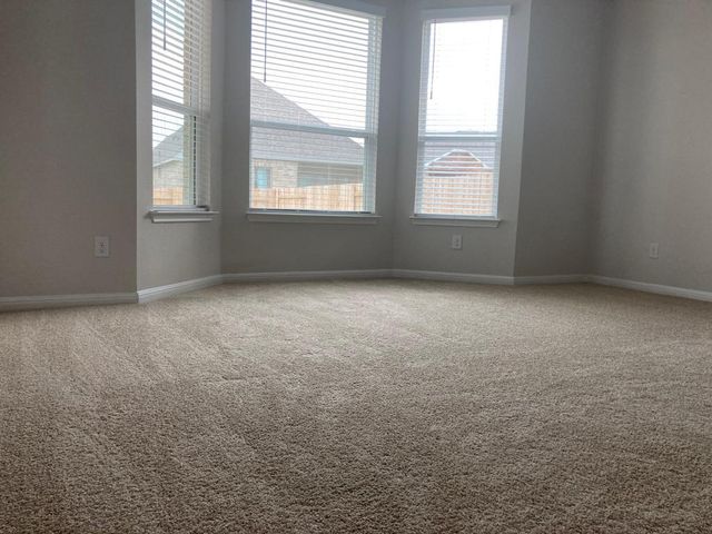 136 Green Knoll LN, Georgetown, TX 78628