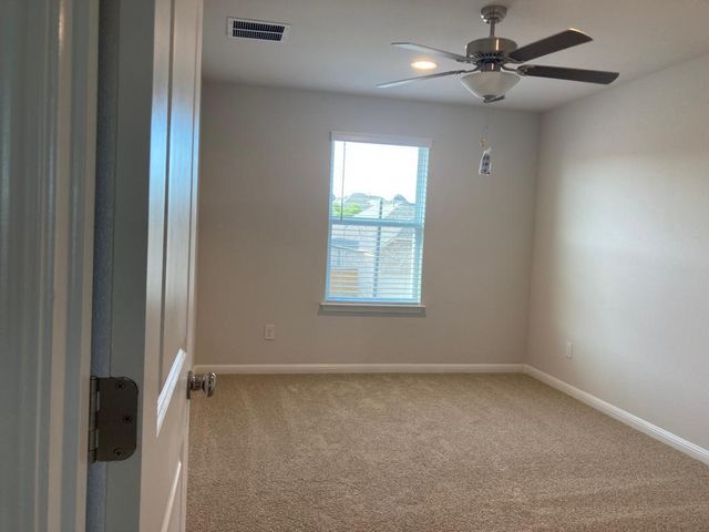 136 Green Knoll LN, Georgetown, TX 78628