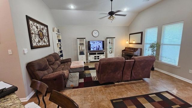 427 Christopher Dr, Houma, LA 70364