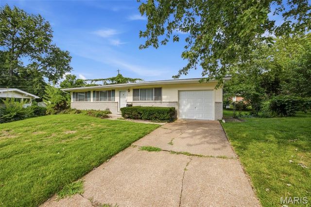 21 Saint Henry Court, St Charles, MO 63301