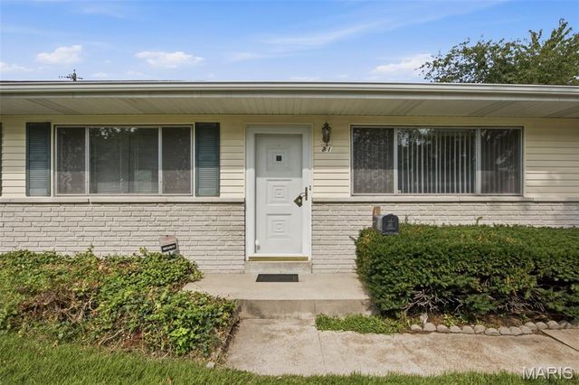 21 Saint Henry Court, St Charles, MO 63301