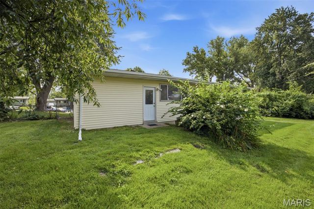 21 Saint Henry Court, St Charles, MO 63301