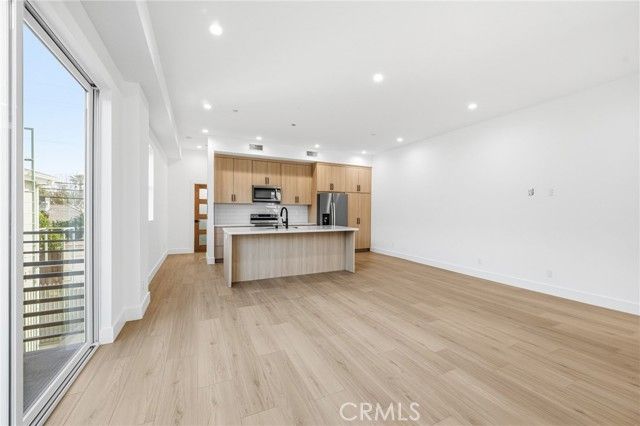 6556 Balboa Boulevard, Los Angeles, CA 91406