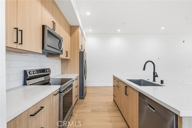 6556 Balboa Boulevard, Los Angeles, CA 91406