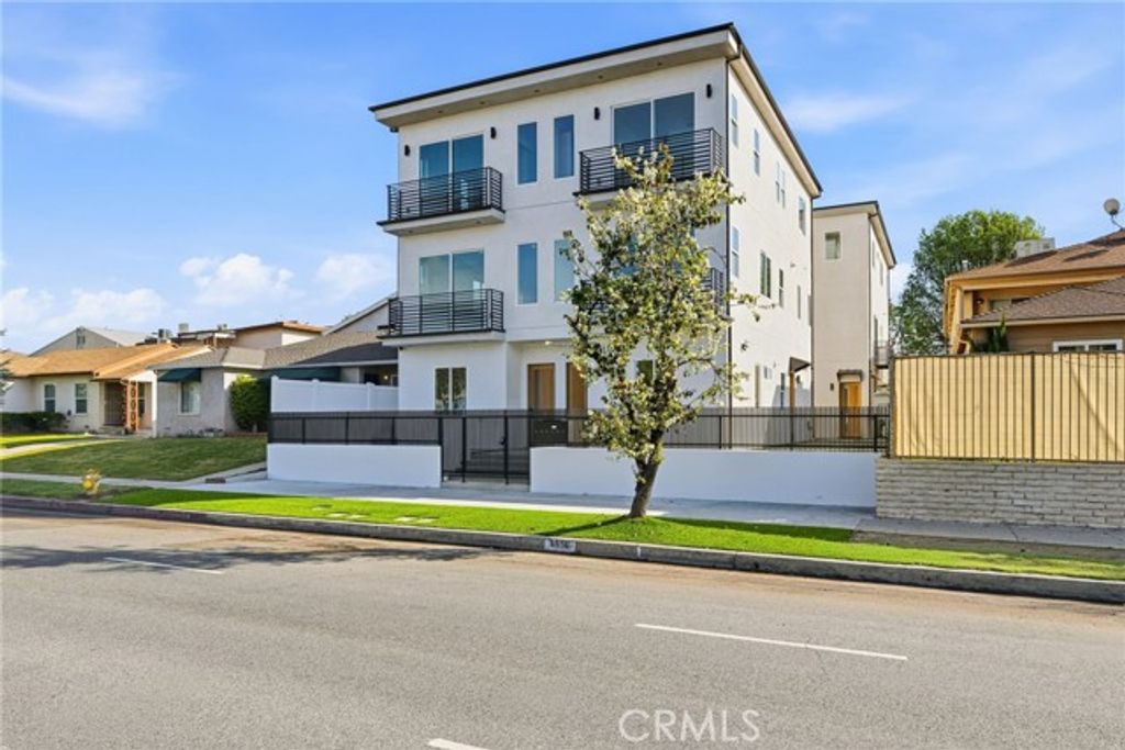 6556 Balboa Boulevard, Los Angeles, CA 91406