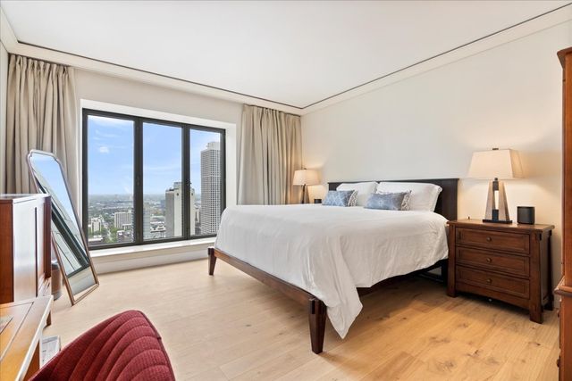 950 N Michigan Avenue 2804, Chicago, IL 60611