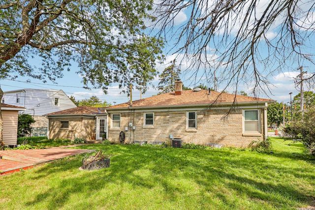 1011 W Silver Spring DRIVE, Milwaukee, WI 53209