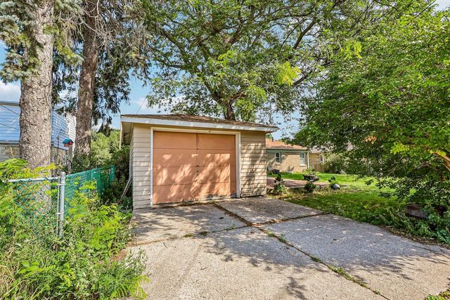 1011 W Silver Spring DRIVE, Milwaukee, WI 53209