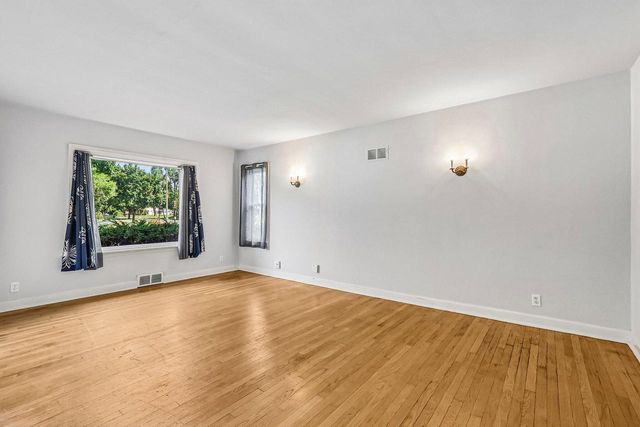 1011 W Silver Spring DRIVE, Milwaukee, WI 53209