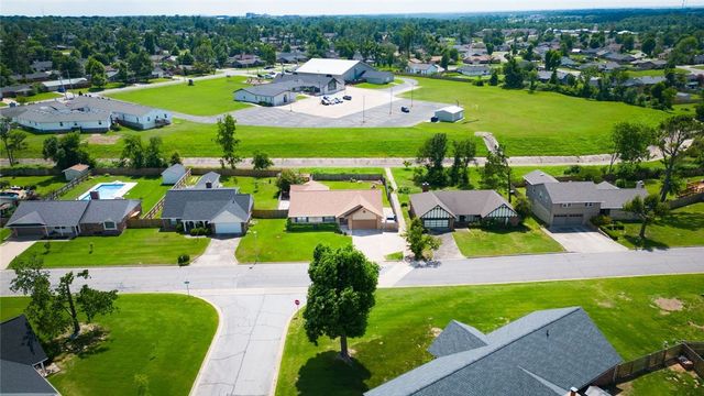 836 S Chateau Drive, Rogers, AR 72758