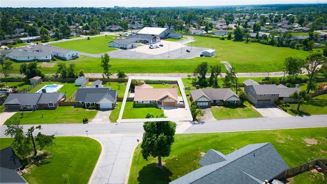 836 S Chateau Drive, Rogers, AR 72758