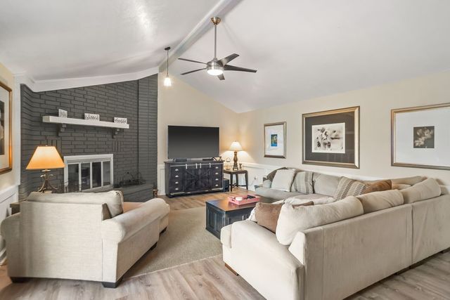 836 S Chateau Drive, Rogers, AR 72758