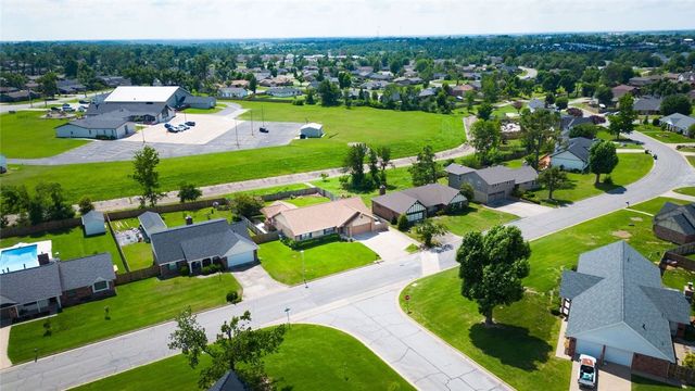 836 S Chateau Drive, Rogers, AR 72758