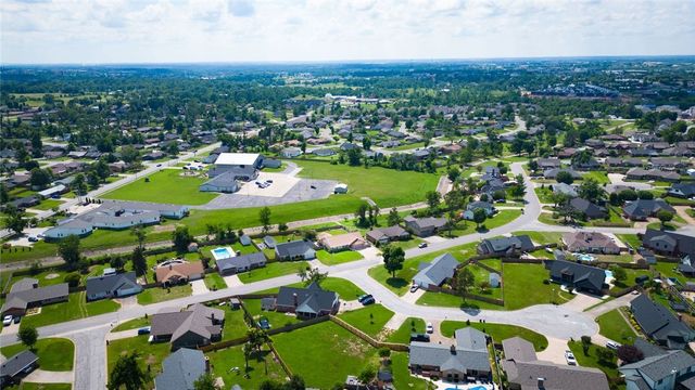 836 S Chateau Drive, Rogers, AR 72758