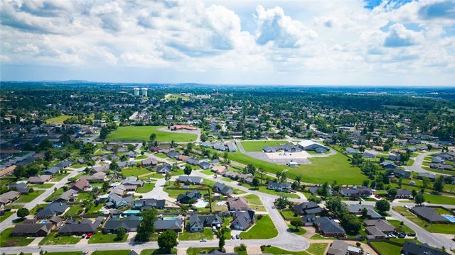 836 S Chateau Drive, Rogers, AR 72758