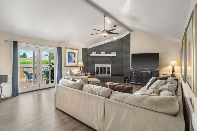 836 S Chateau Drive, Rogers, AR 72758