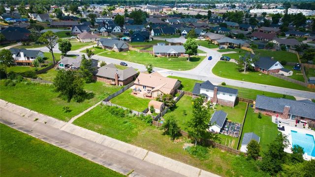 836 S Chateau Drive, Rogers, AR 72758