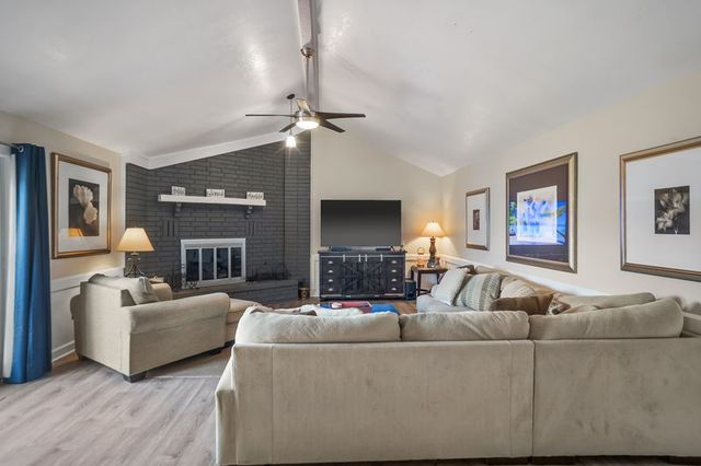 836 S Chateau Drive, Rogers, AR 72758