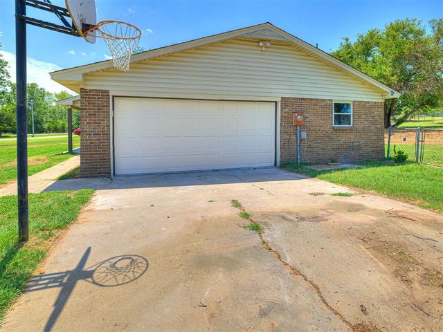 5704 Earl Drive, Shawnee, OK 74804