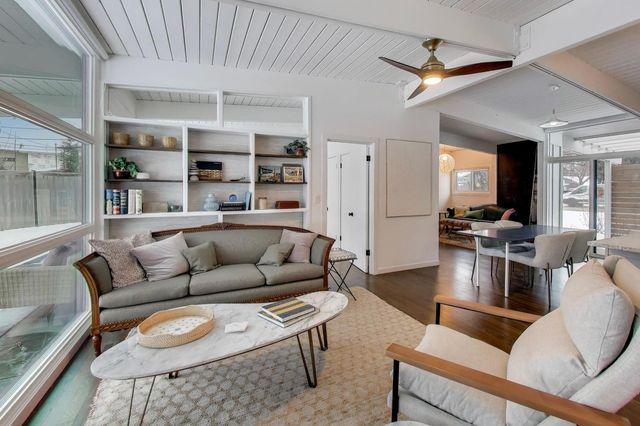 2649 Crawford Avenue, Evanston, IL 60201