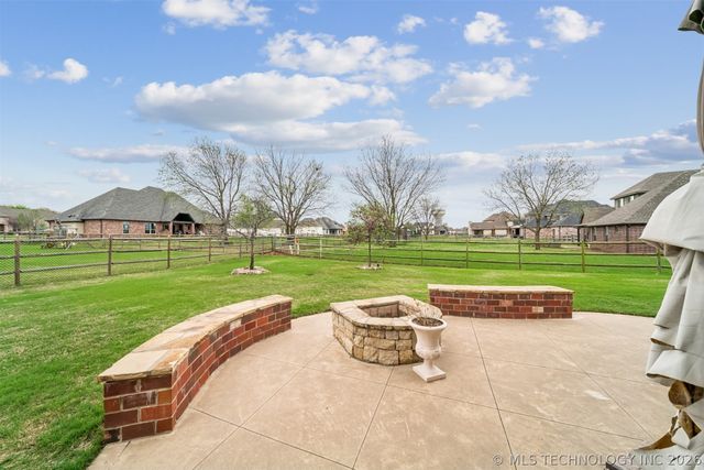 6381 N Locust Lane, Owasso, OK 74055
