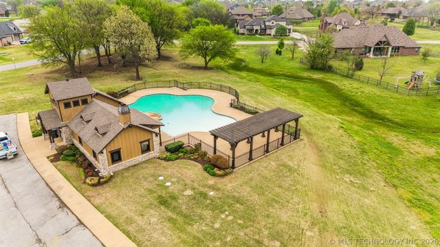 6381 N Locust Lane, Owasso, OK 74055