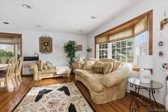 21 Chestnut Street, Massapequa, NY 11758