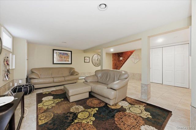 21 Chestnut Street, Massapequa, NY 11758